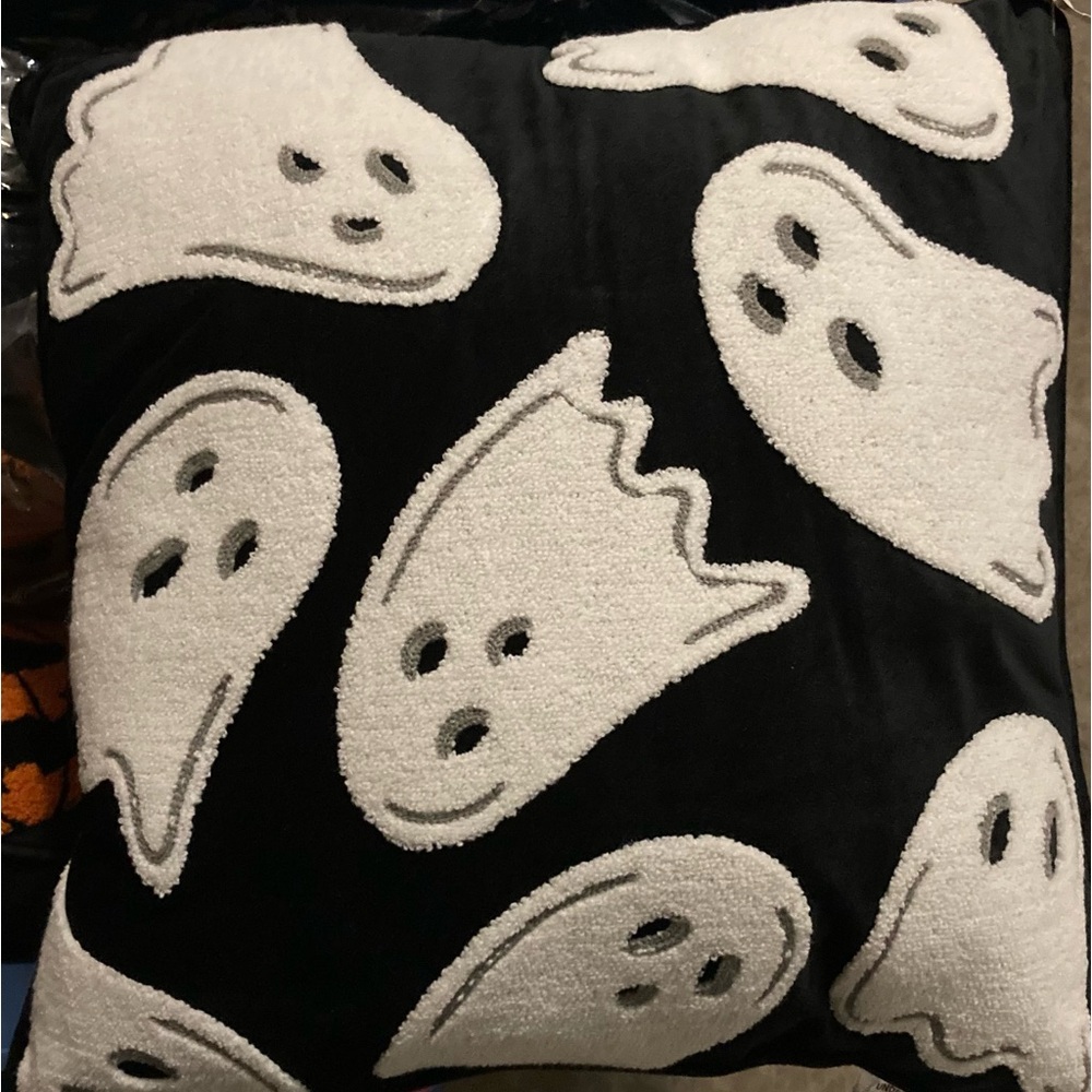 ❗️SOLD🎃 Kirklands Home Ghost 18x18 Halloween Pillow 👻